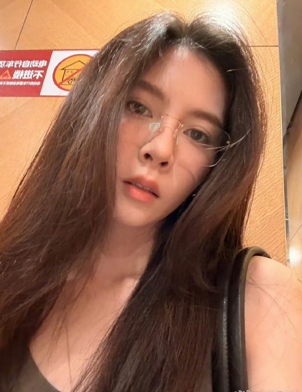 宋妍霏白长了一副精明的脸姐，你真是白长了张精明的脸哈哈哈哈看脸以为很聪明，结果被