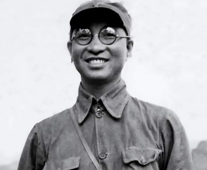 1935年6月，红一方面军与红四方面军在四川懋功会师，为了协调两支部队的任务，毛