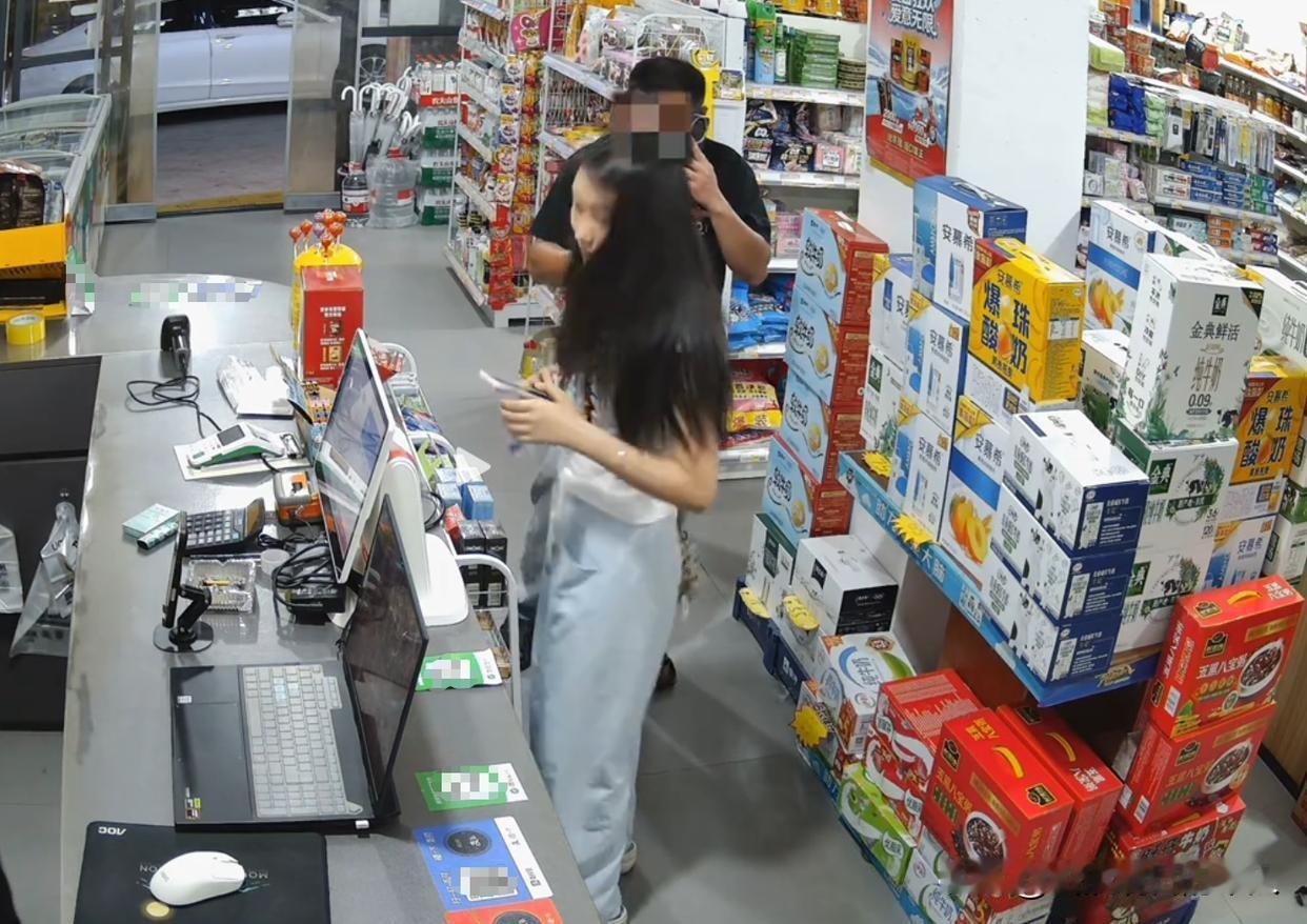 离谱！男子被当众指控摸臀猥亵监控还清白，女子拒不道歉反倒责怪店家便利店一幕