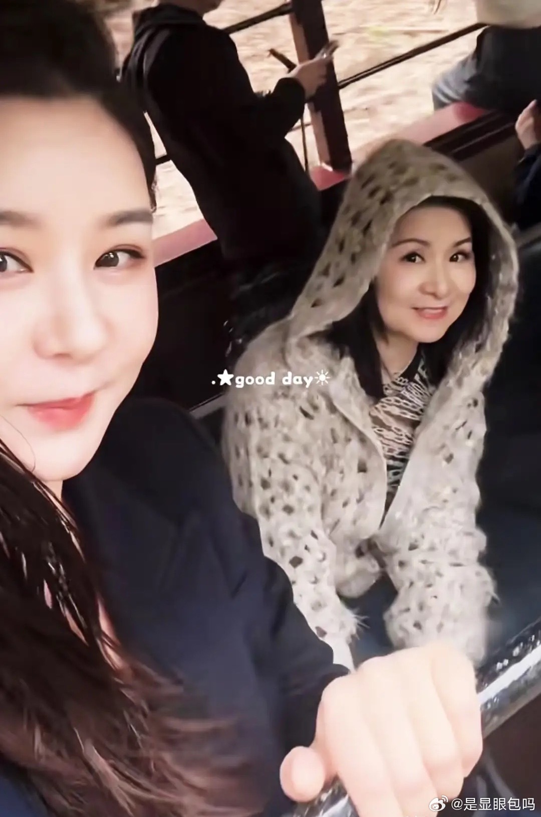 李小萌带父母去墨尔本旅游，一家三口坐蒸汽小火车，娘家妈妈年轻又优雅，长得太有气质