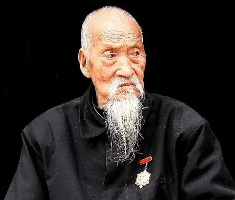 1942年秋，太行山深处，司凤梧被十四个日军包了饺子，前有刺刀，后有枪口，一脚踩