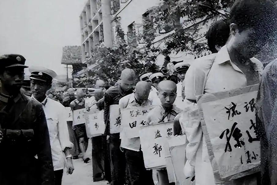 1983年严打期间，全国8.7万名重刑犯被统一押送到大西北从事劳改和垦荒。这批人