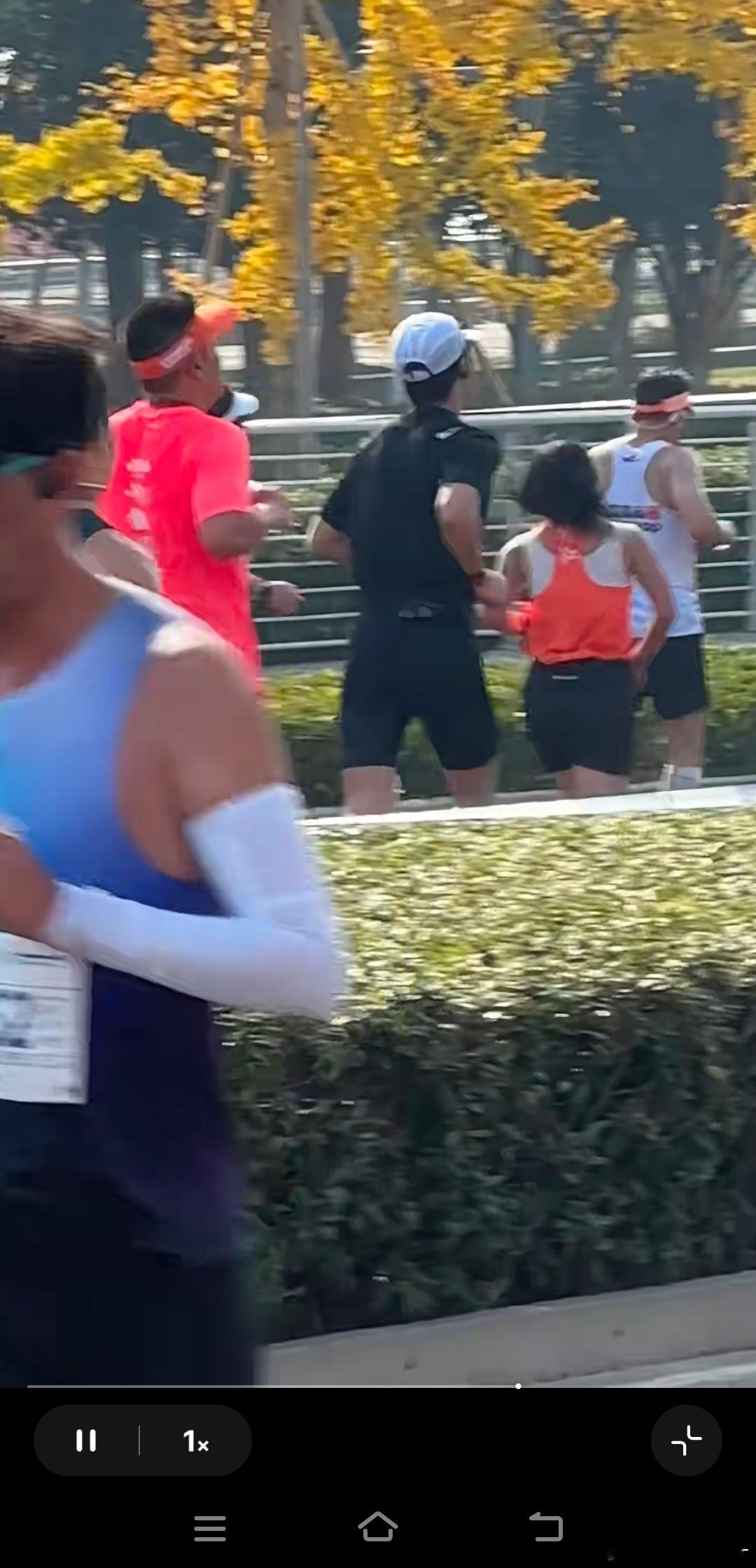 这回是真的很难追上陈昊森了哇塞，陈昊森跑步也太猛了吧！每一步都充满力量，步伐矫