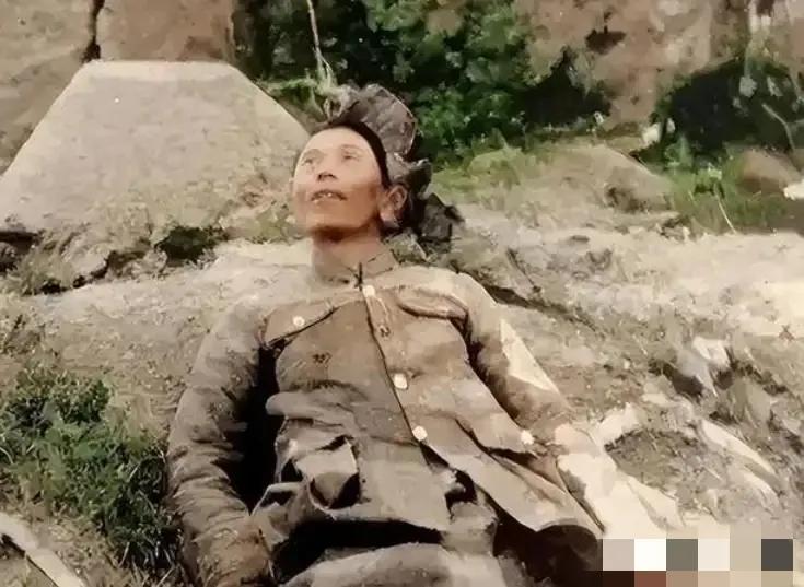 1946年国军师长戴之奇饮弹自尽后镜头，躺在土堆上，军帽掉落一旁，粟裕当即下令，