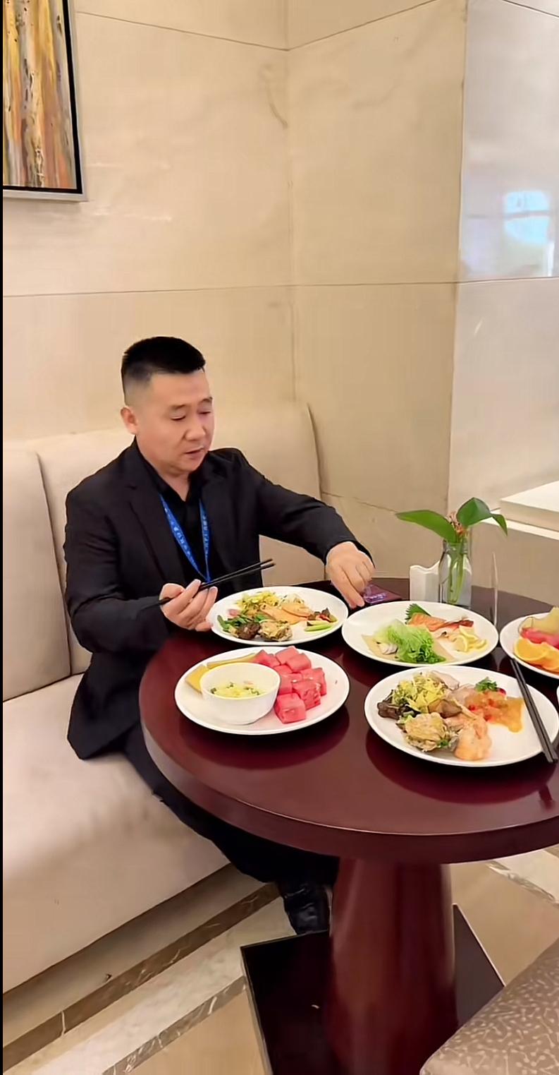 江苏“洋河酒王”，拓瑞集团董事长，徐正海正在吃工作餐。就这一桌，看着太普通了