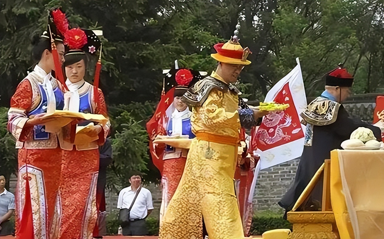 乾隆七世孙恒绍，现代家中穿龙袍，祭祖大典引争议