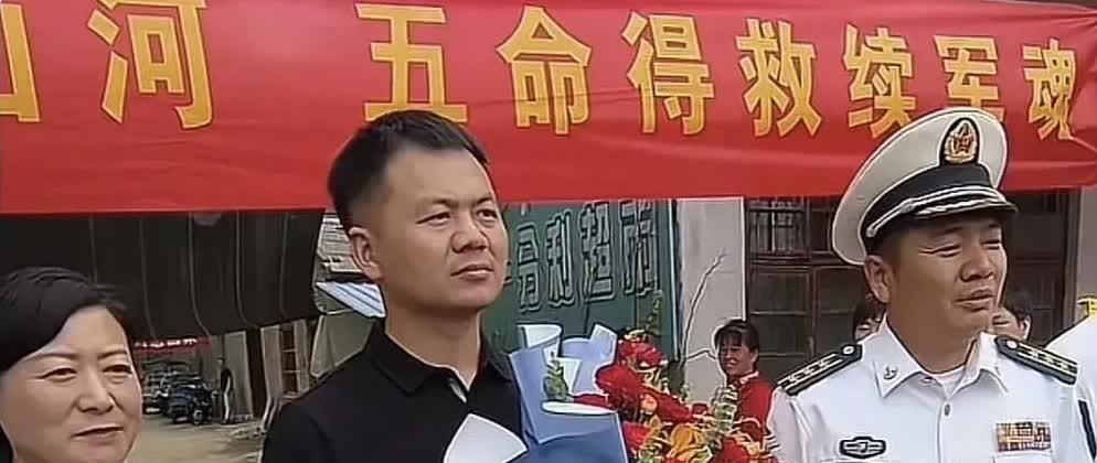 她是谁？就是被我们河南籍的老乡张伟所救的那名女子。有谁知道她的情况吗？