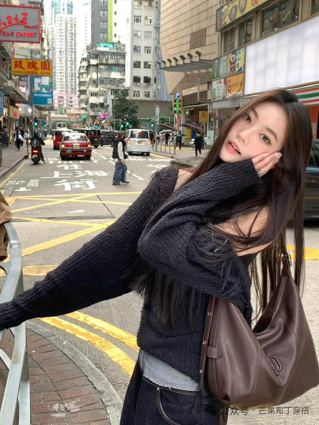 香港街头的风裹着港风的浪漫，黑毛衣配牛仔的随性，在霓虹与街景交织的路口，定格属于