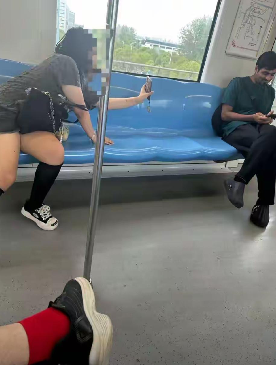 怎么会有这种女人啊？！女的谄媚的，向一位疑似印度籍男子索要联系方式，那向前探出