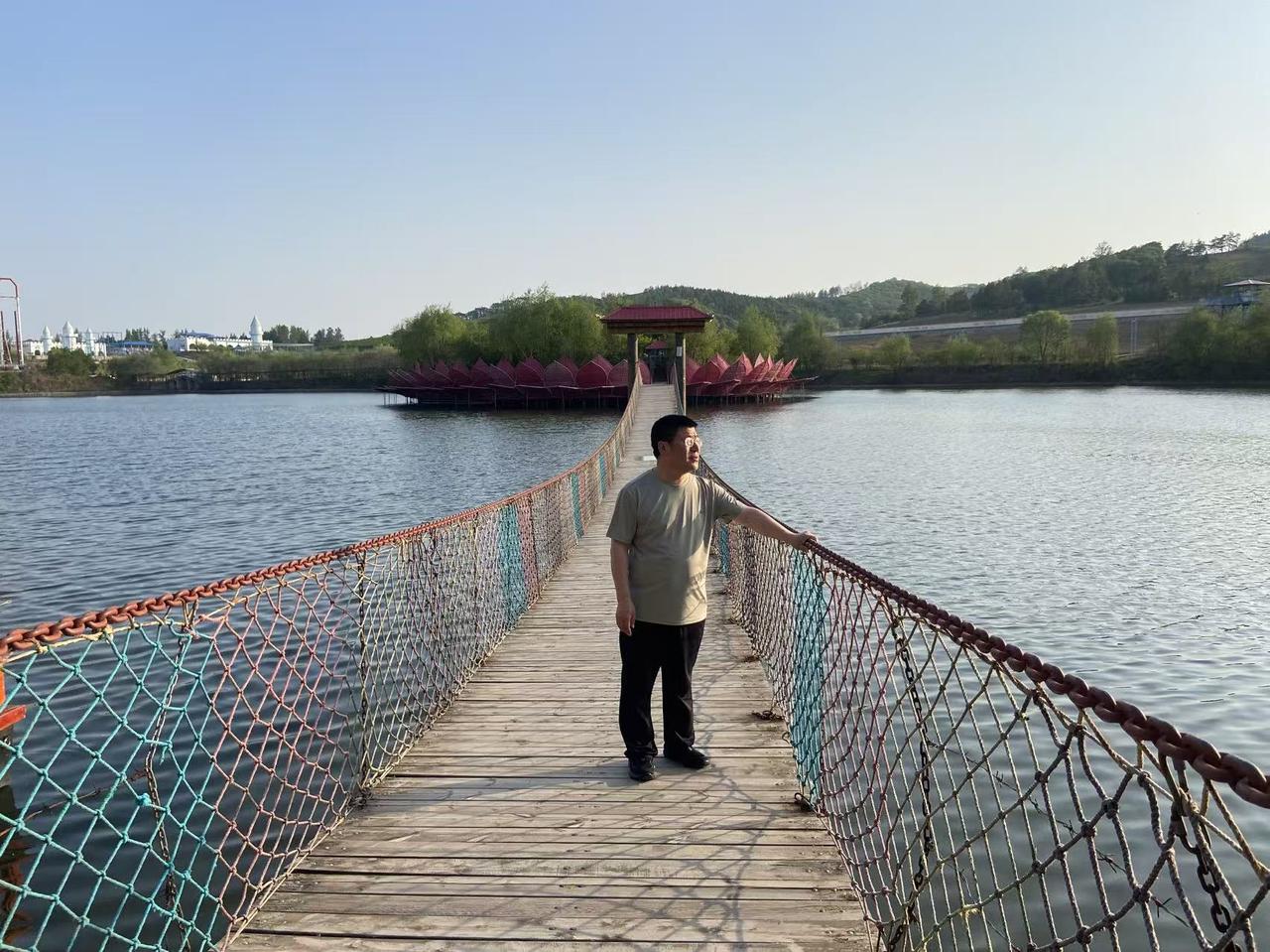 昨天在小区里遇到一对母女，母亲长得很年轻也很漂亮，女儿更是青春活力。女儿是我教的