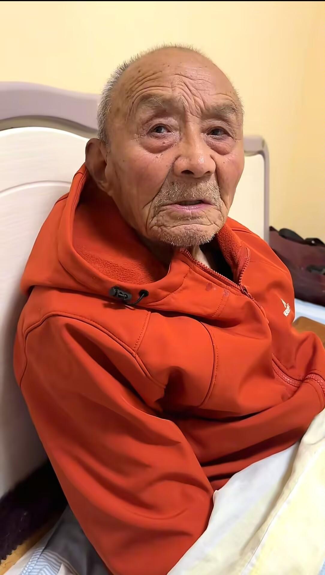 我看完这事儿心里头直泛酸。陕西那102岁的老爷子，大半夜叫醒孙子孙媳，平平静静说