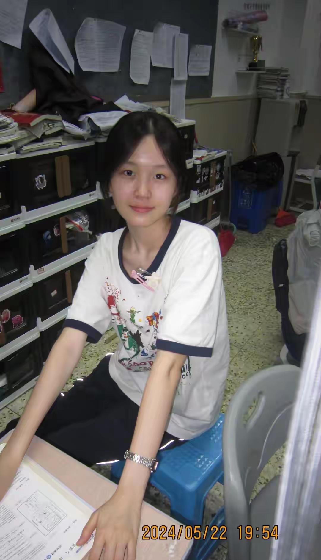 在凌乱的书桌前，找到一片属于自己的宁静。美少女书桌小书房书桌读书书桌书桌凌