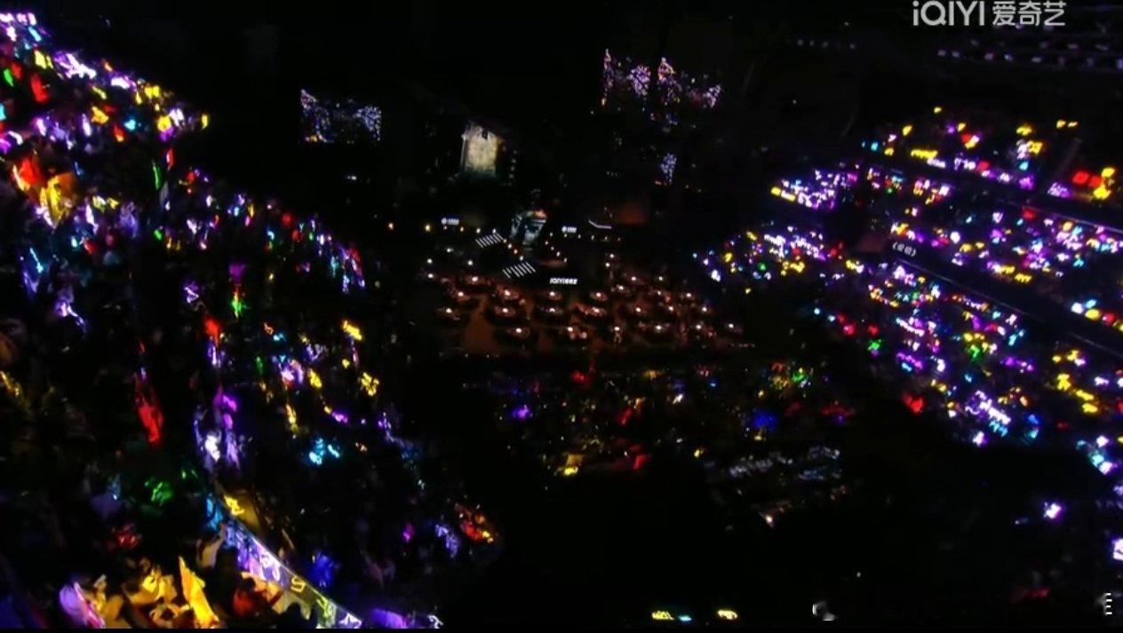 其他明星唱歌的时候，镜头切换到了灯牌，全都是💎们的紫海，邓为粉丝粘性真的强，今