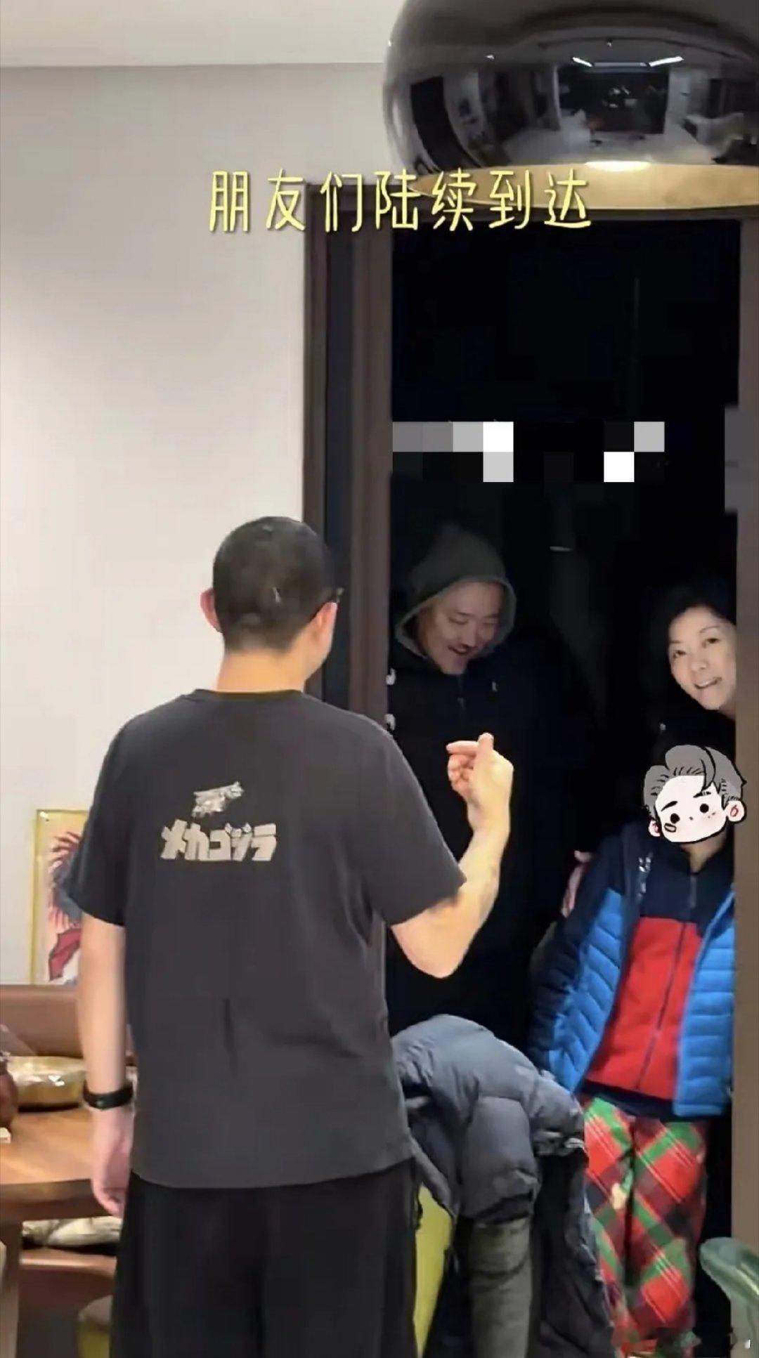 马年春节演员梅婷邀请好友来家里吃海鲜大餐老公曾剑亲自投喂秀恩爱让人羡慕极了！今年