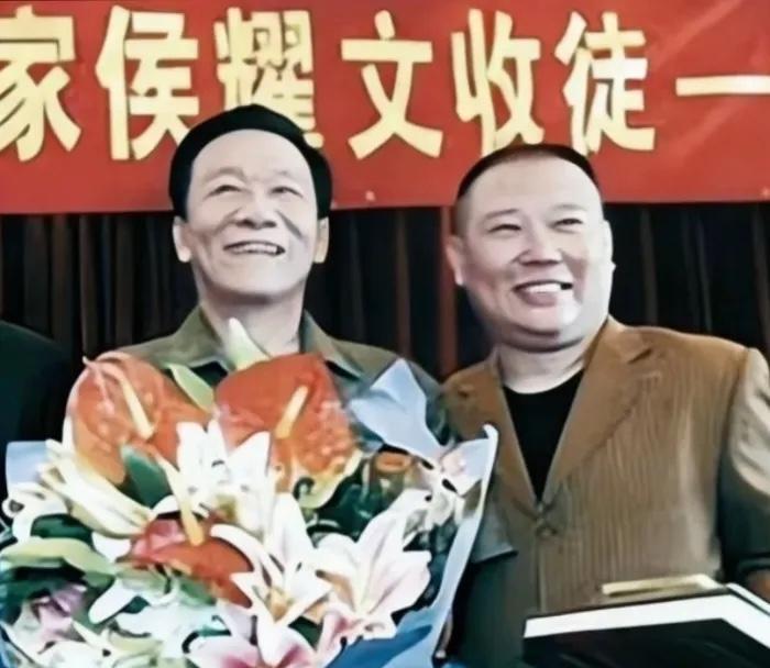 你看不到郭德纲那晚跪下去的重量。那晚他膝盖砸进地板时，被整个行业卡了十年的喉咙