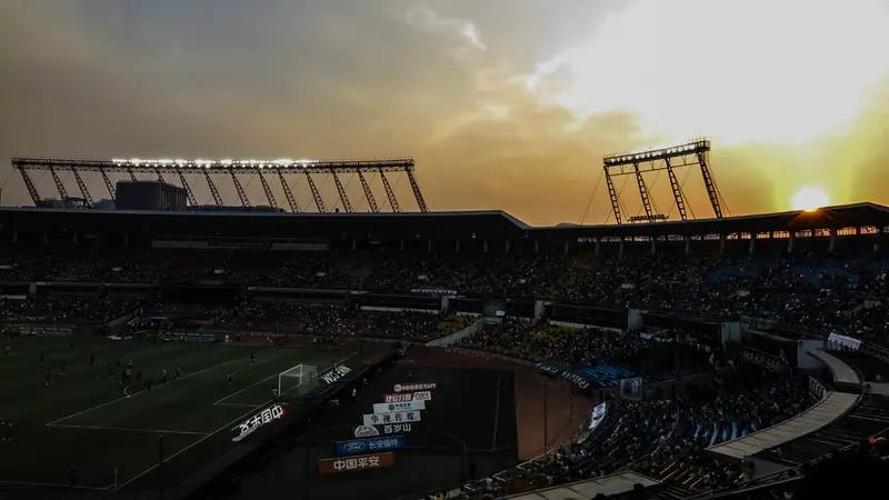 苏超（江苏省城市足球联赛）和其他足球联赛对比，和中超对比最有看头。从运营上看，