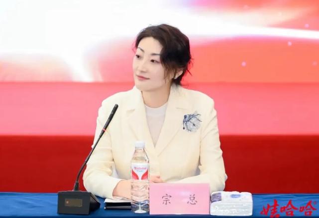 杜建英如今这么尴尬，说白了就是宗庆后太高估自己在宗馥莉心里的分量了，以为父女情深