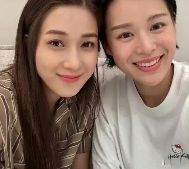 胡杏儿在香港的家，空间是真不大啊！钟嘉欣带着女儿去她家做客，这一来，餐厅和