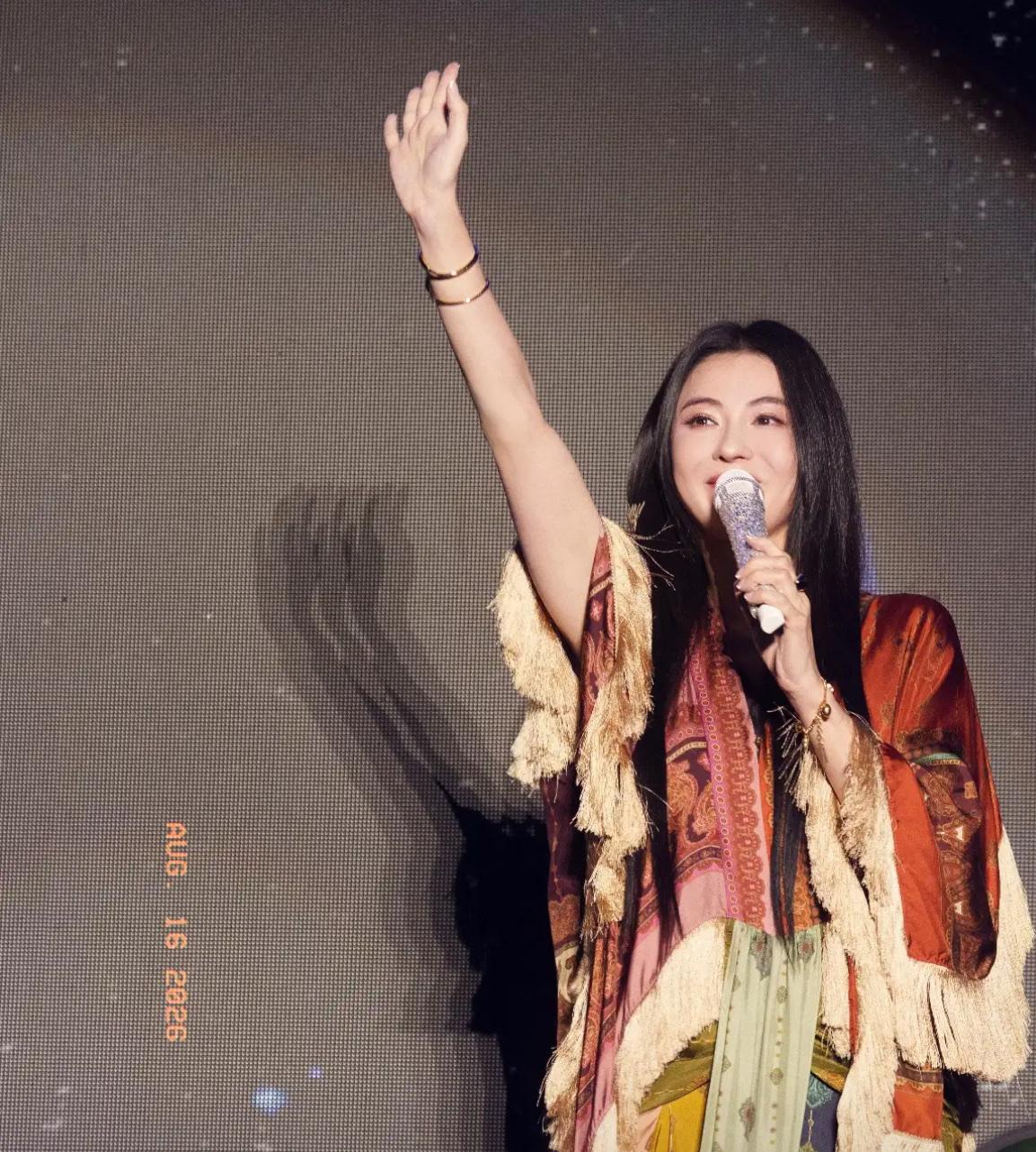 家人们谁懂啊！昨天看到张柏芝在青岛演唱会舞台上的照片，我真的是狠狠惊艳了一把