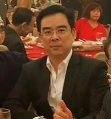 见过66岁的少年吗？我见过。在茶餐厅油腻的卡座里，他手指敲着桌面等一杯冻柠茶