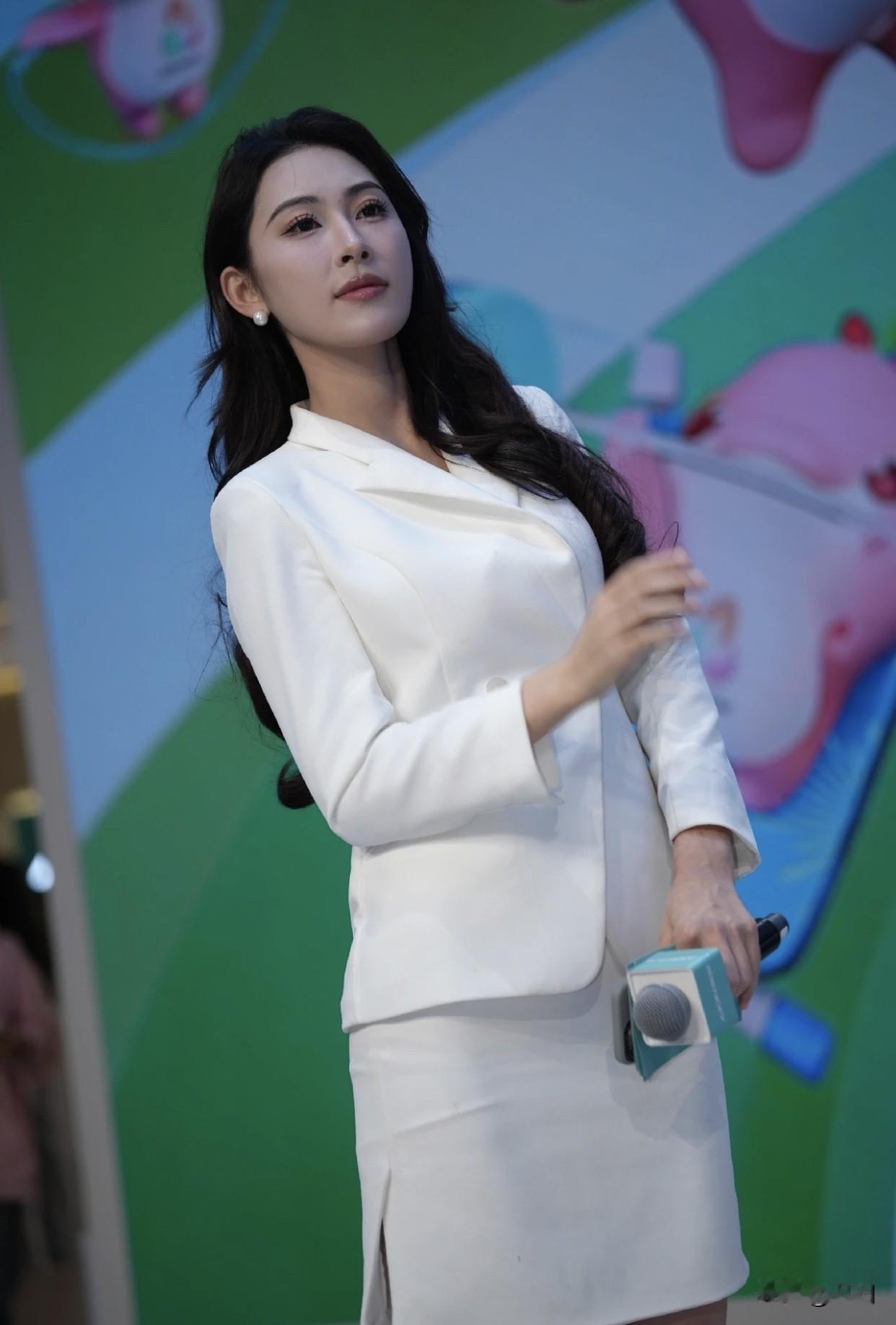 其次是独立清醒的底气。不把人生押在别人身上，有自己的生活和圈子，爱得有分寸，这种