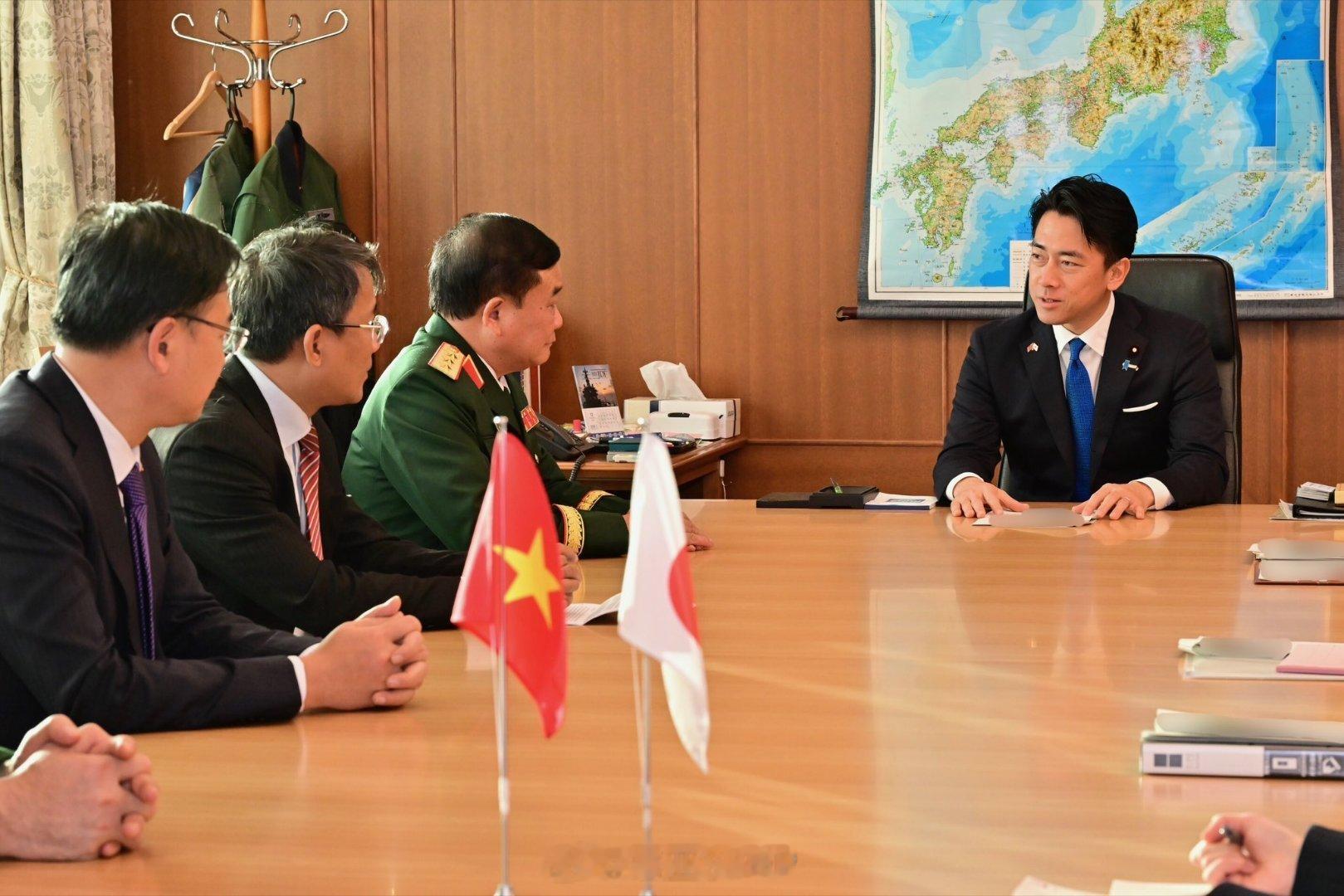 日本防卫大臣小泉进次郎会见越南国防部副部长，在位置上还摆谱。