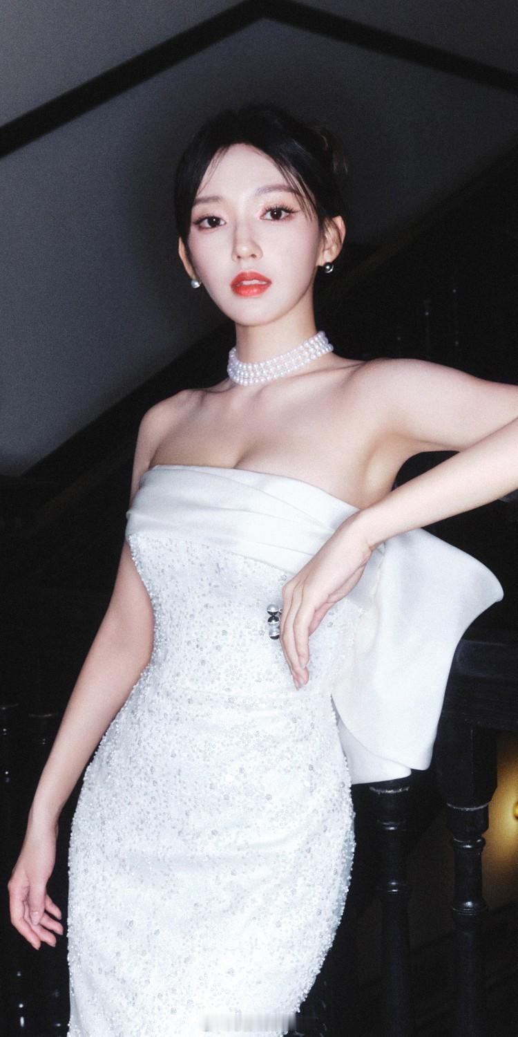 程潇黑白穿搭婀娜姿态