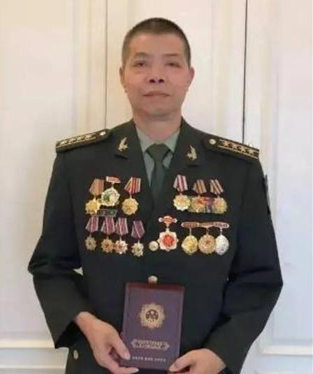 1985年，越战期间侦察员隆志勇乔装过境侦察，越军却将其认了出来。越军直接朝他开