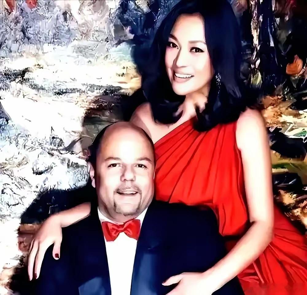李静前脚刚晒完女儿的毕业照，喜气洋洋。后脚，她老公黄小茂的前妻，史可，一张合影直