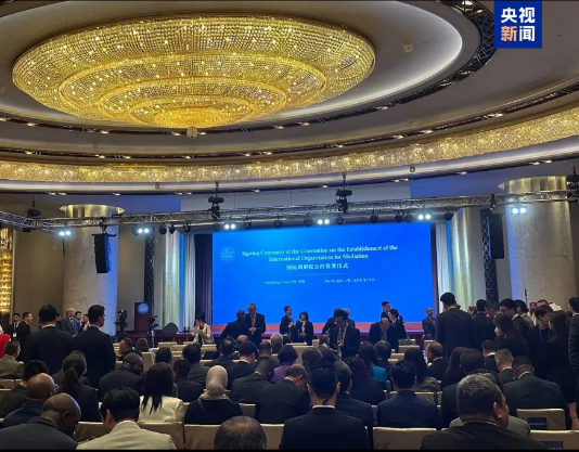 国际调解院来了！60多国到香港签约，王毅对媒体挥手，华春莹现身30日上午，中