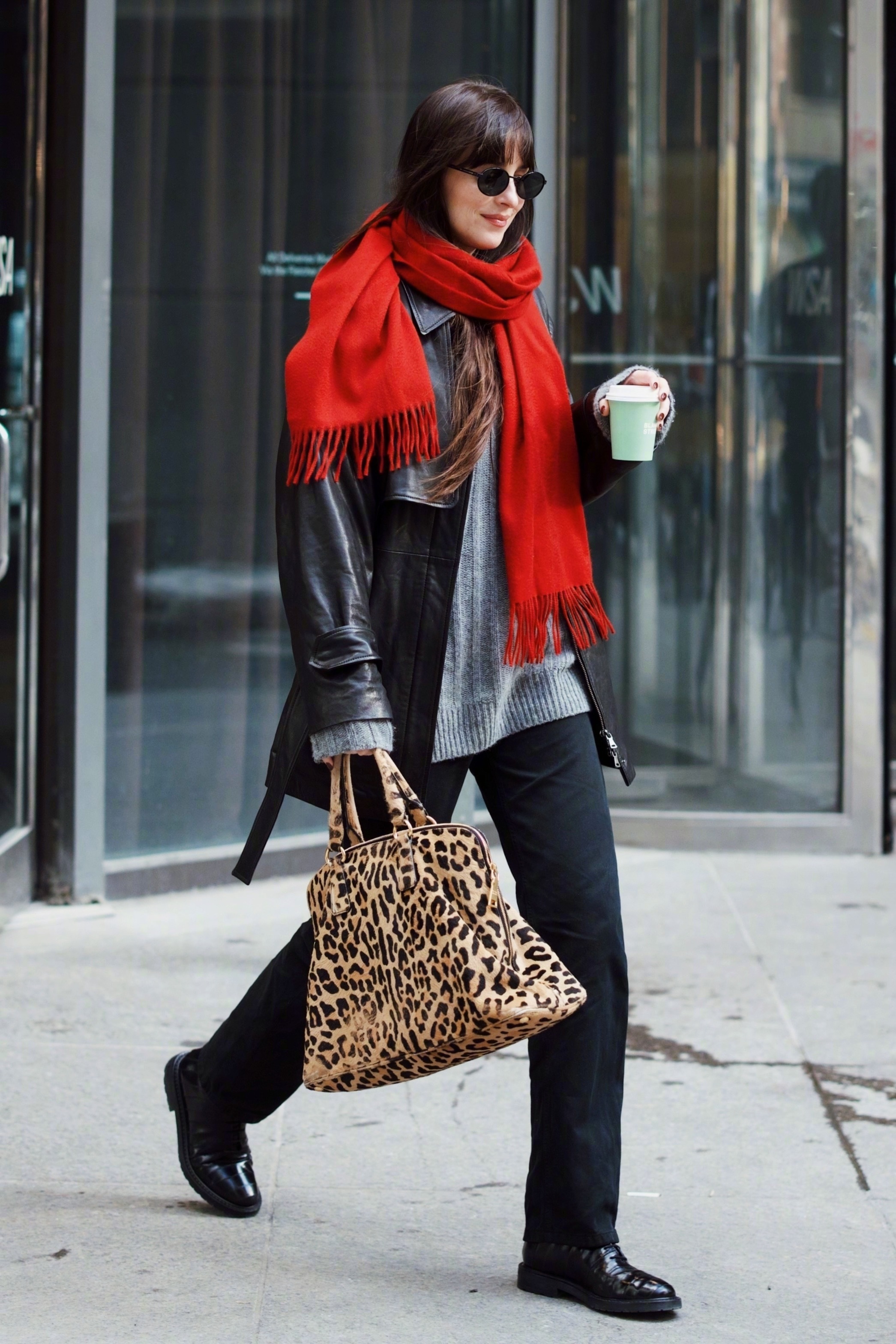 达妹DakotaJohnson纽约外出的街拍。灰、黑、红🧣配搭的一身很有新年