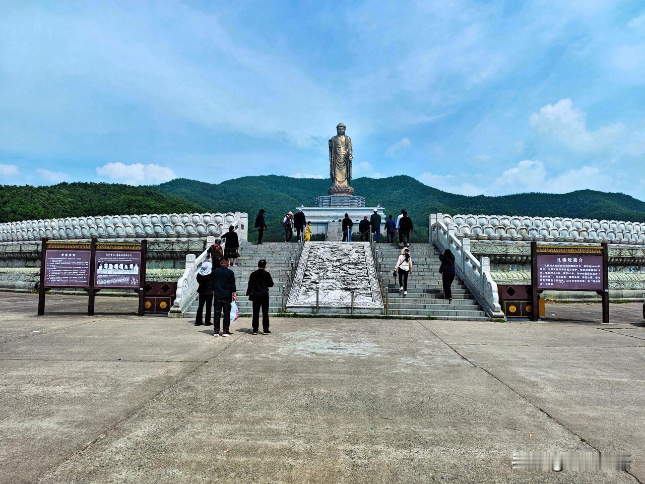 中原大佛（一）中原大佛是目前世界上最高的铜铸立佛，大佛总高208米，其中佛像身