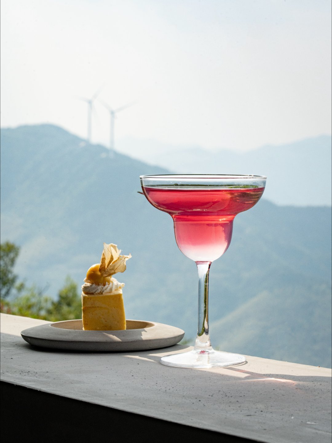 春来仙居把日子过成花仙居文旅四月仙居，千米海拔，千亩云锦杜鹃正酝酿一场绯红风暴。