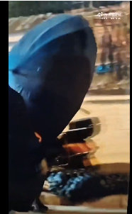 肖战拿了好大一把伞，肖战拍摄路透扛着好大一把伞啊