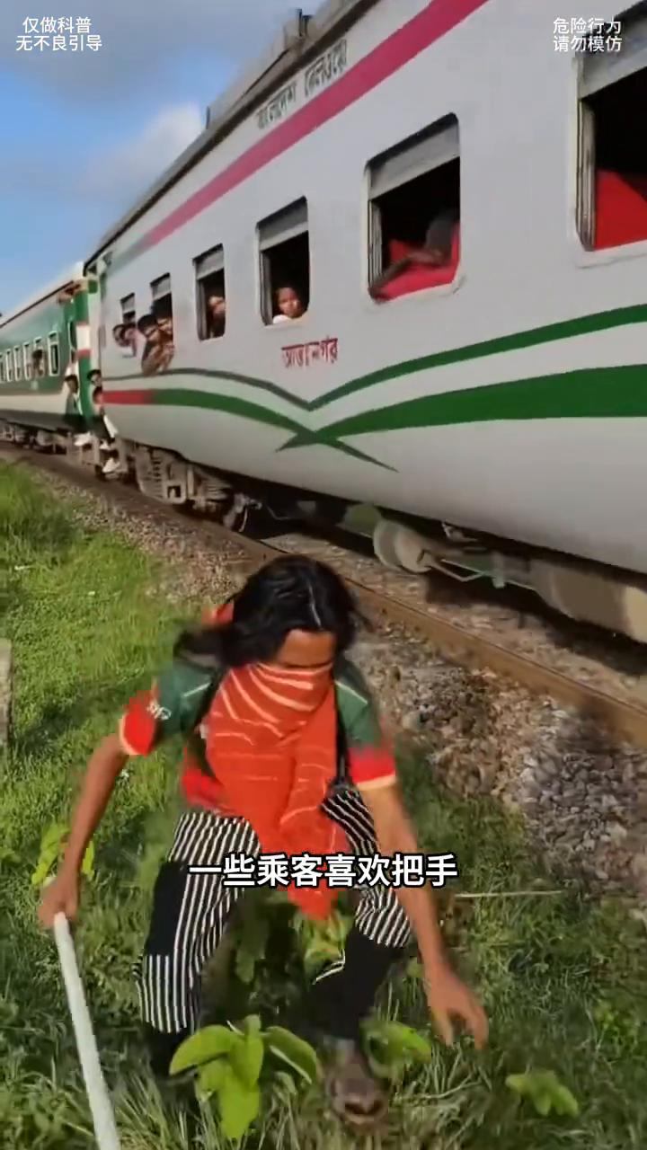 注意看，这个人一棍子就打掉了乘客的手机，然后捡起来溜之大吉。这是在印度和孟加拉国