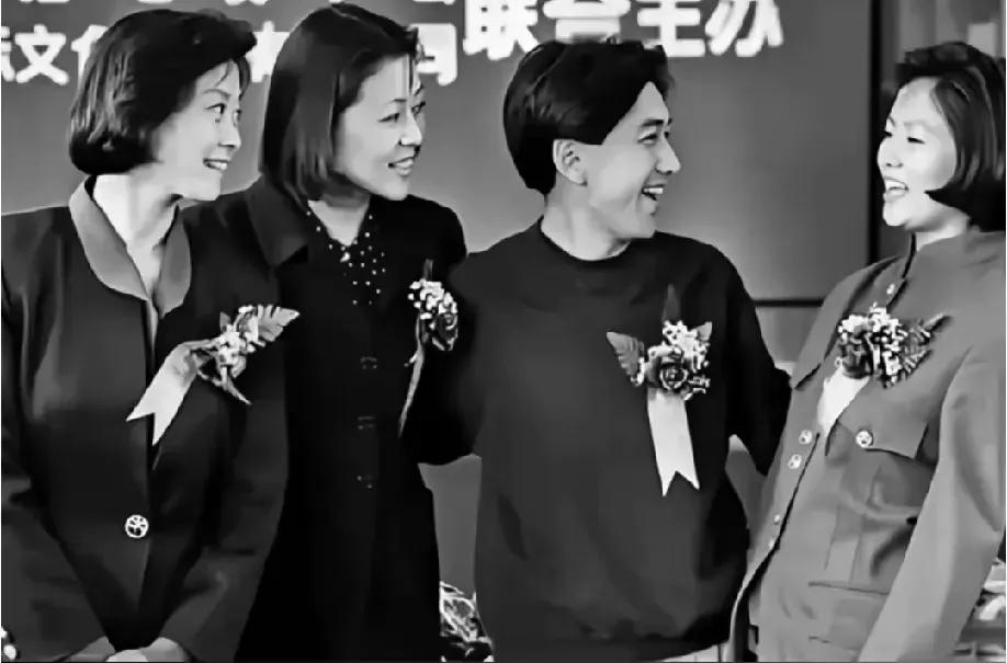 九十年代电视主持人的合影旧照。那时的他们年轻有为、风华正茂，承载了一代人的记忆