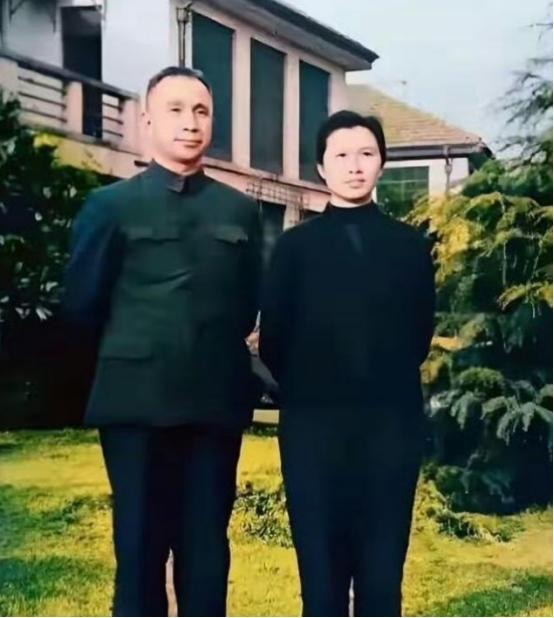 45岁的粟裕大将和29岁的楚青，1942年两人喜结连理，开启携手一生的旅程。战争