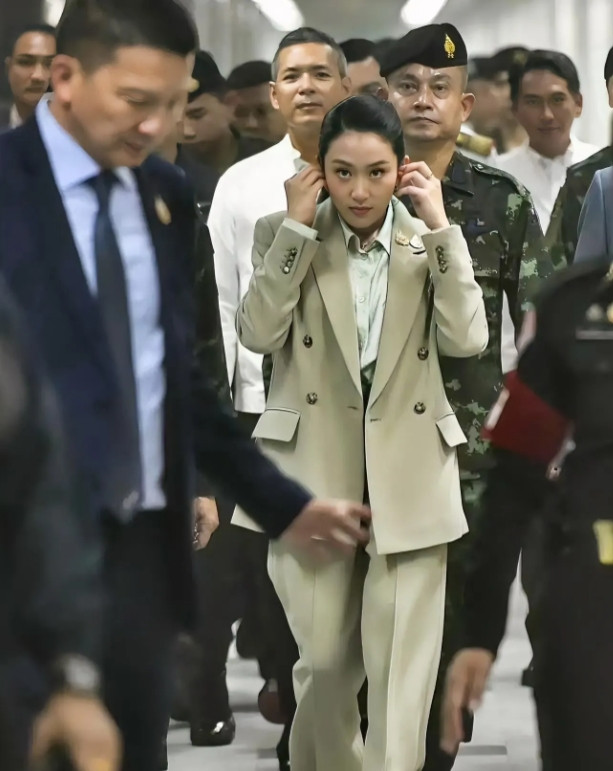 洪森脑袋嗡嗡的，佩通坦出大招儿了！兵法有云：若无法一击致命，便等同于放虎归山！