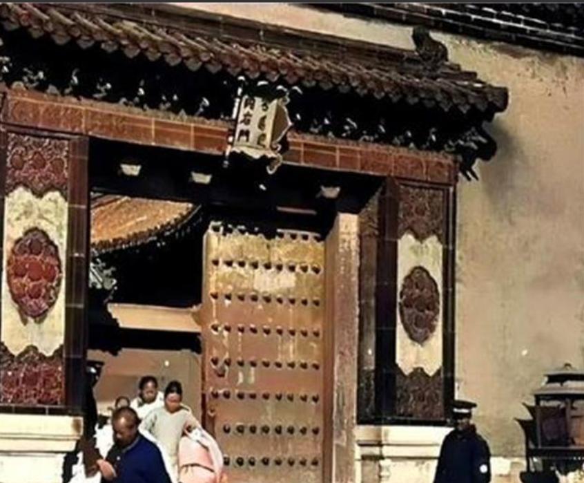 1924年，中国最后一批太监和宫女带着自己的全部家当，落寞地离开紫禁城时的照片。