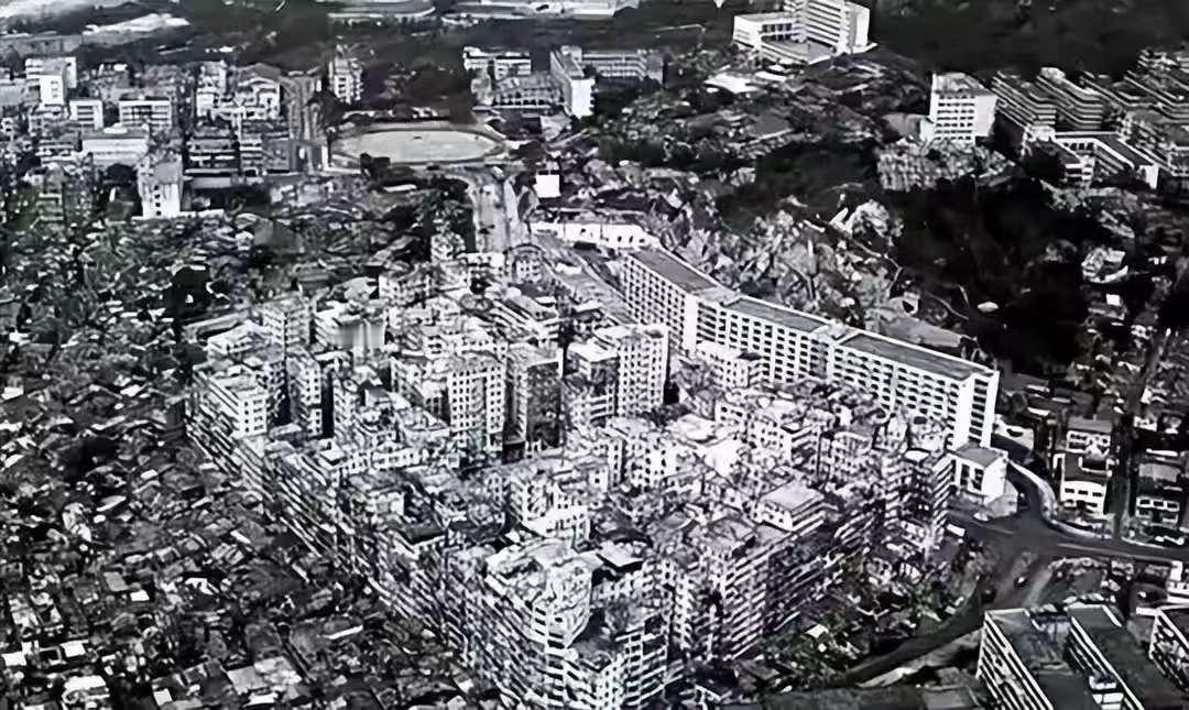 香港乱过，但不是你想的那样。它不是突然崩的，是老系统松了、新规矩还没站稳，中间