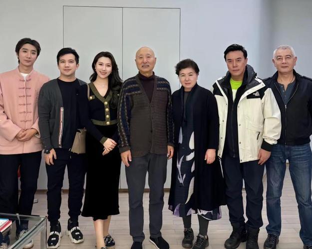 陈佩斯老师与亲朋好友同框：我认出了两鬓染霜但依旧风度翩翩的老戏骨巫刚，C位胖