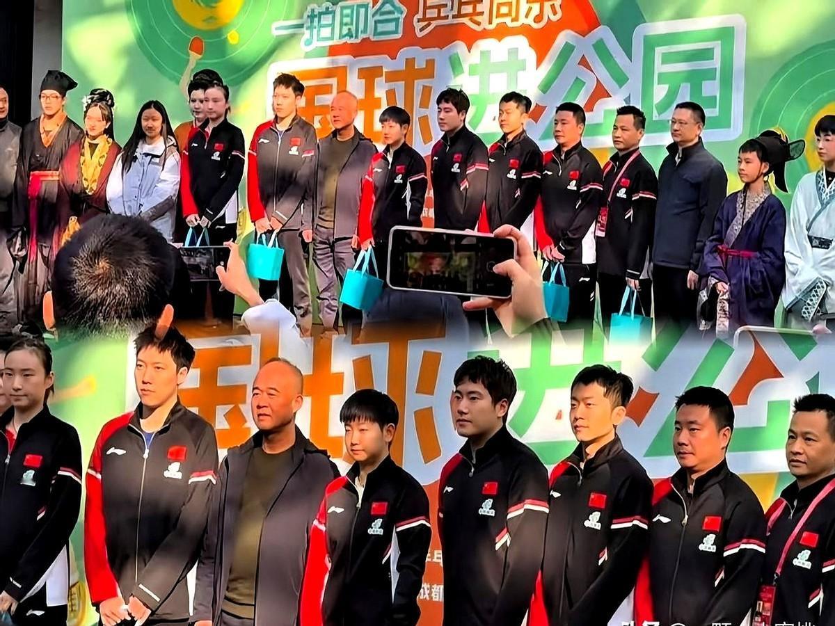 成都这场活动大合照太吸睛了！莎莎稳稳站C位，一看就是带队的主心骨，甜甜还挨着妹妹