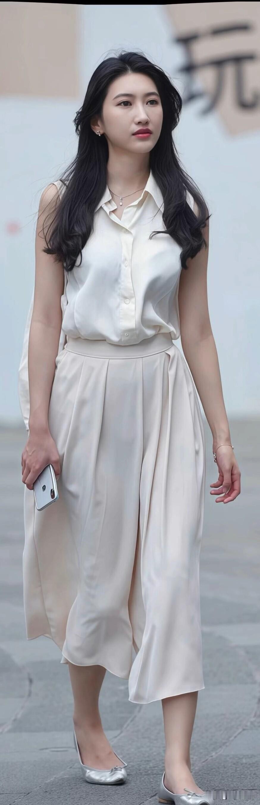 米白色无袖衬衫+阔腿裤，缎面质感自带温柔滤镜，银鞋提亮细节，松弛又高级的都市通勤