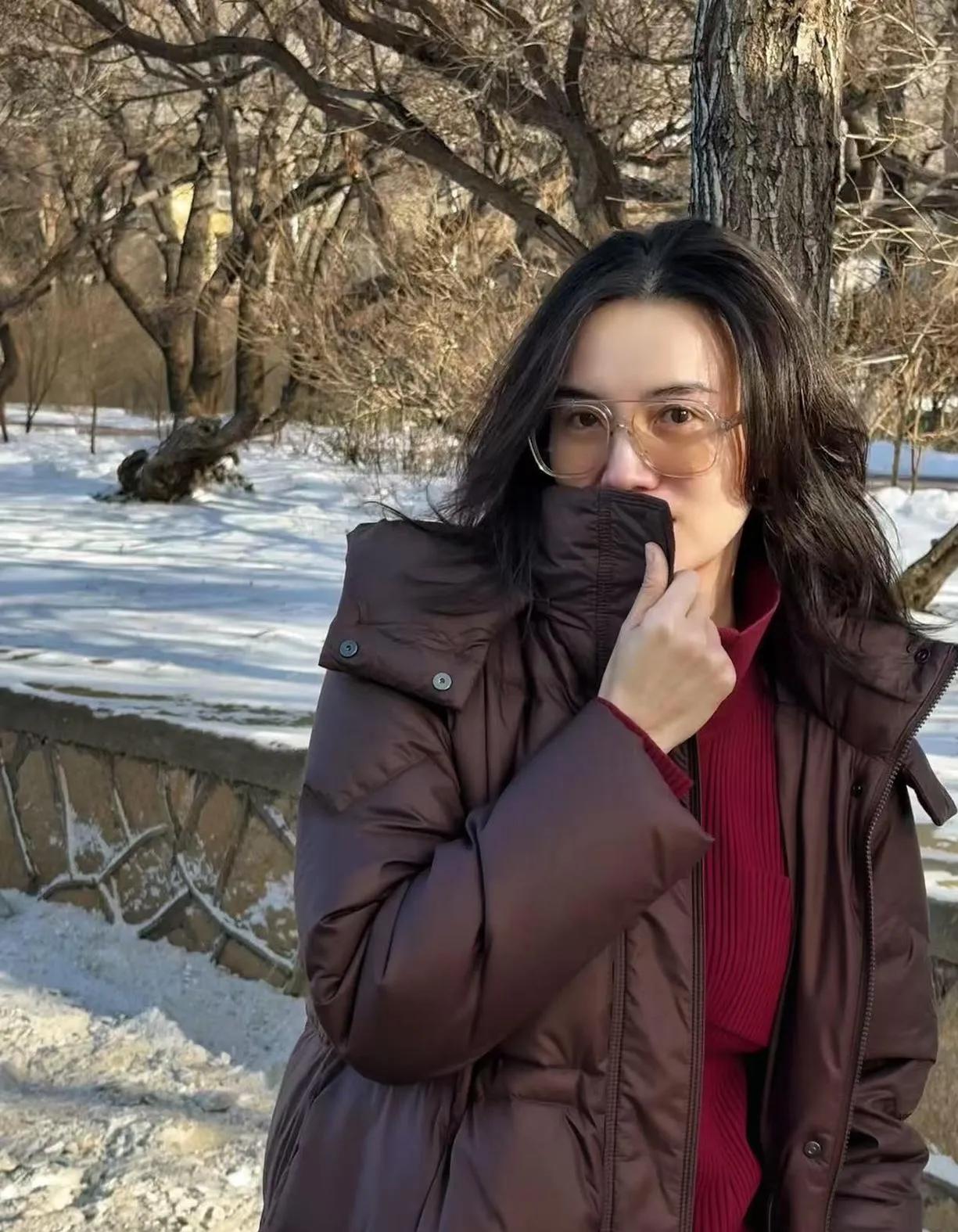 原来羽绒服还能这么穿！宋佳把棕红配色玩明白了，保暖又洋气，美到想直接抄作业