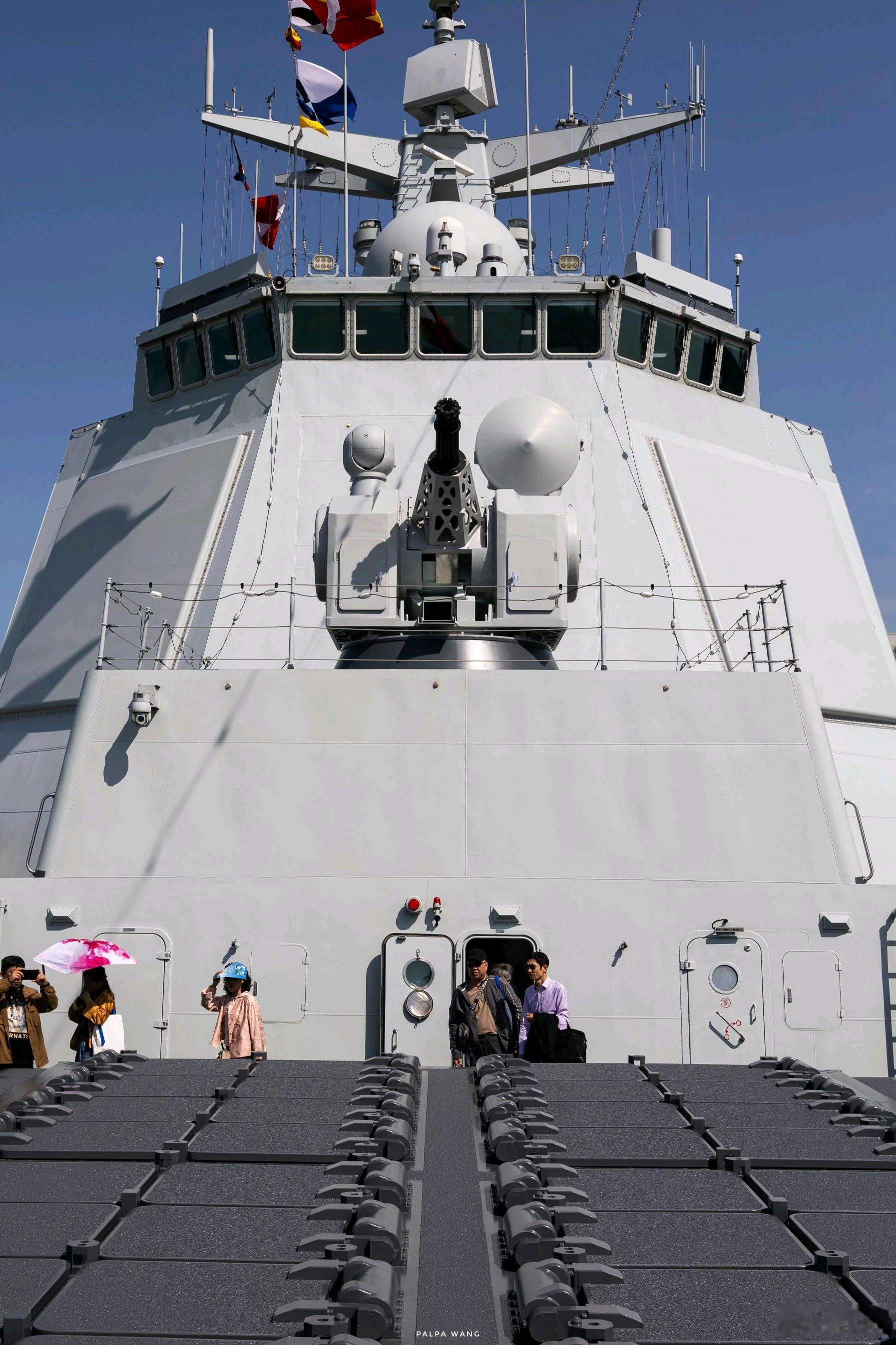 老批次和新批次的舰桥正面对比图052D是东大水面舰队的中坚，期待下一代通用驱逐