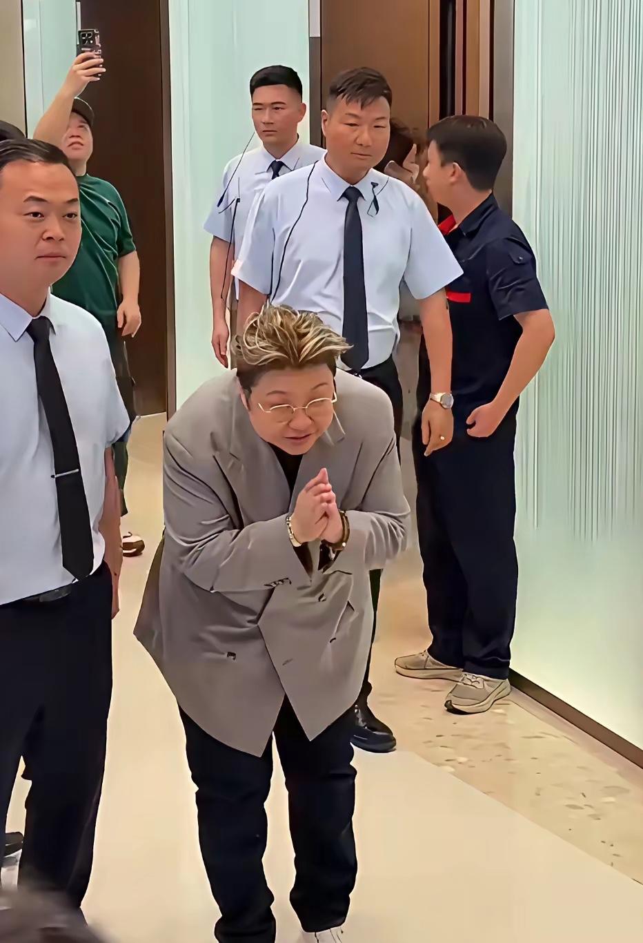 有网友拍到了韩红这是“走面儿”事件之后首次公开亮相看到曾经的“大善人”竟然还