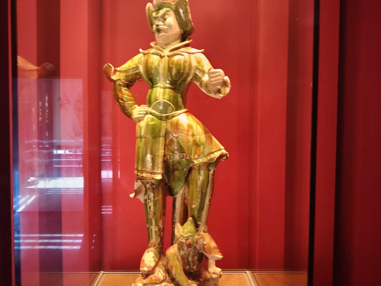 杨玉环只不过是一个小女人，得宠后既没有参合政治也没有排挤迫害哪一个人，只不过是一