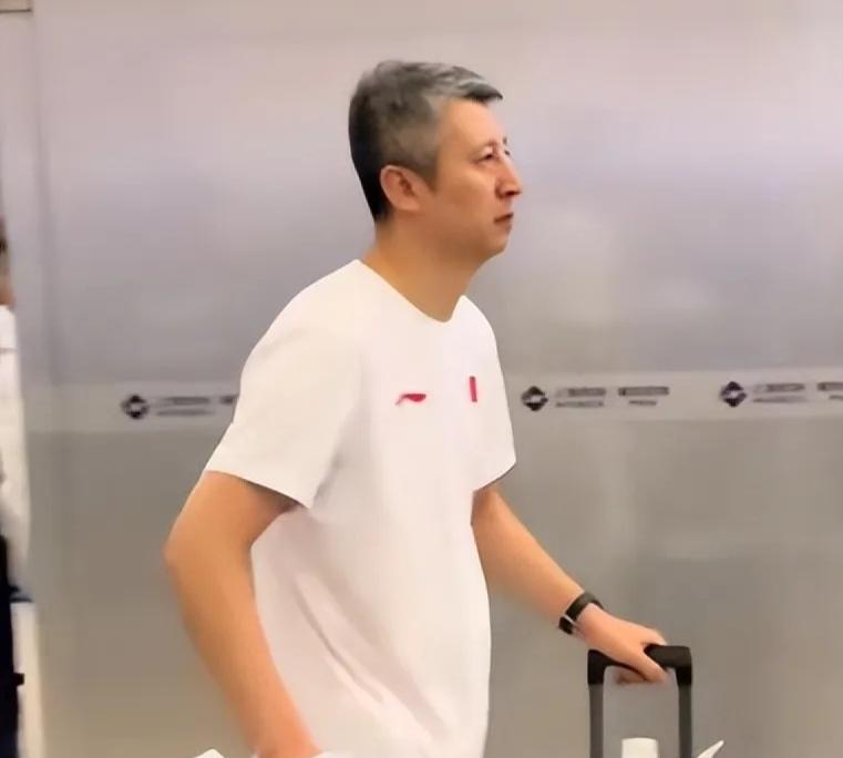 神情凝重！郭士强走出机场，步履匆匆面色严肃结束亚运会的征战，中国男篮全员返