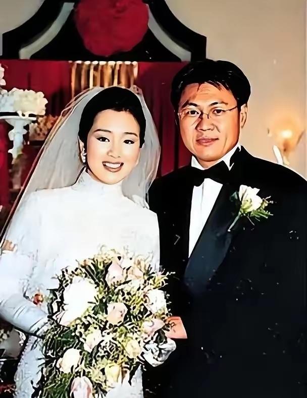 1996年2月，巩俐嫁给了香港商人黄和祥，婚礼上36岁的黄和祥满面春风，紧搂自己