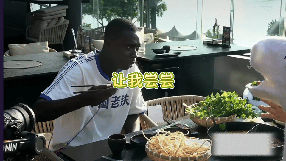 世界第二大网红遇上折耳根也没招了从淡定到狂喝水，折耳根威力无人能挡[笑着哭]​​